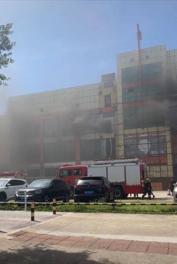 卓信宝 海口一建筑起火浓烟滚滚，当地消防：火已灭，无人员伤亡