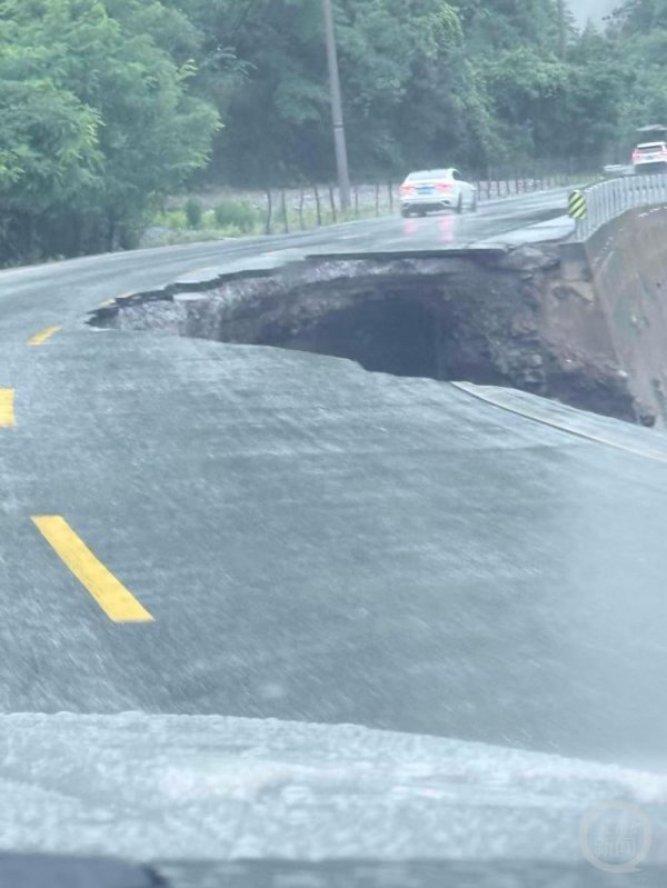 财富加 九寨沟国道塌方，自驾游客隧道滞留近10小时